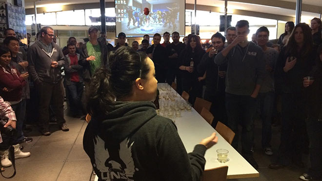 Fichier:HB2013 n43-Jess-Premier anniversaire de Halo 4.jpg