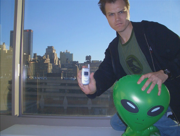 Fichier:ILB - Alien sur portable....png