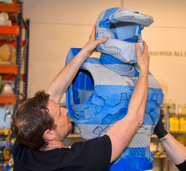 Fichier:HOD-Chief Statue Construction.jpg