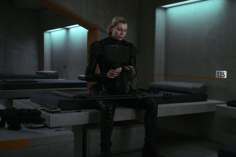 Fichier:HTV Kai cleaning sniper rifle.jpg