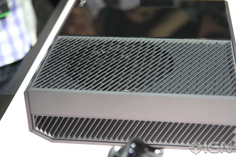 Fichier:Xbox One IGN console fan.jpg