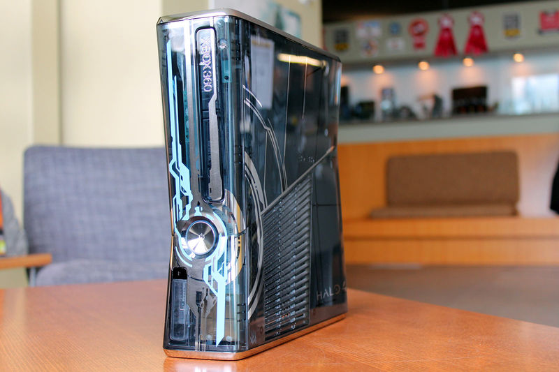Fichier:Xbox360S Halo4 3 HB2012 n30.jpg