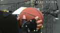 Bruce Thomas tenant un ballon de basket pour reproduire John-117 tenant son casque.