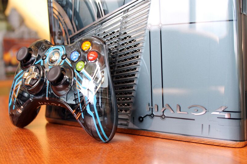Fichier:Xbox360S Halo4 manette HB2012 n30.jpg