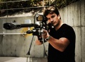 L'acteur Nathan Fillion portant une réplique du SRS99D-S2.