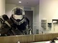 Miroir dans les toilettes de 343 Industries mentionnant « Les Spartans doivent se laver les mains avant de retourner au combat ».