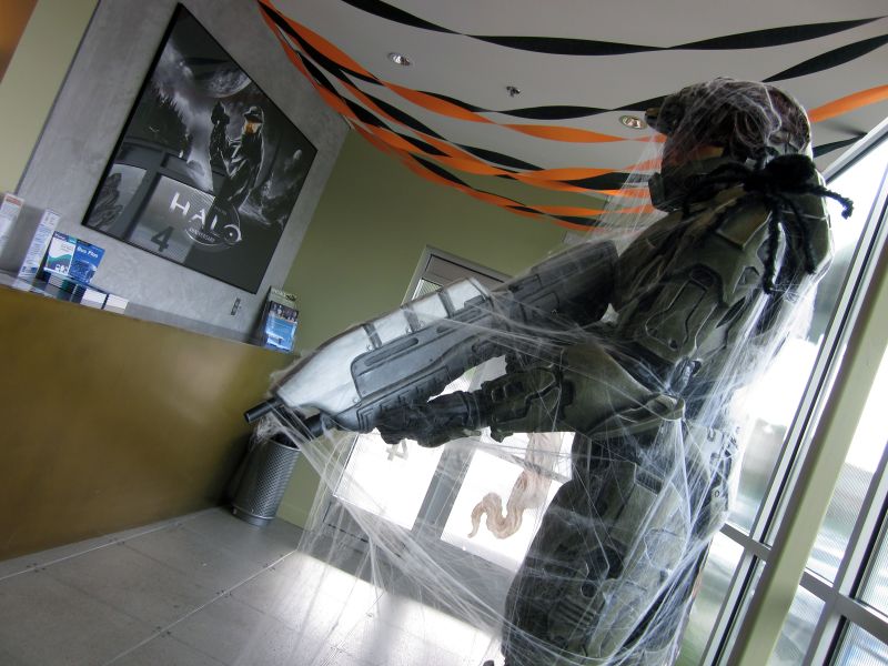 Fichier:HB 02-11-2011 343i MC spider web Halloween.jpg