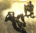 Accroupi à côté du Marine blessé dans Halo 3 : ODST.